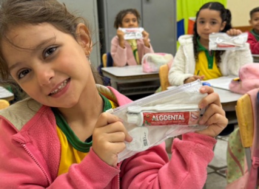Programa de Prevenção Odontológica beneficia alunos com kits de higiene bucal